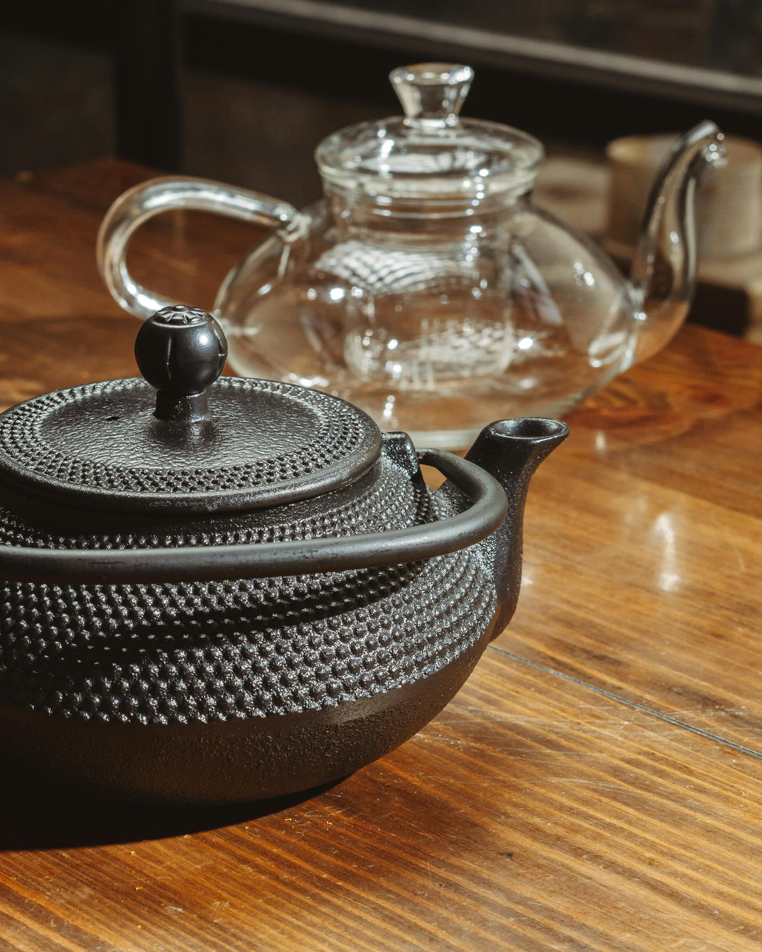 théière en fonte et en verre